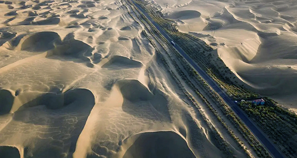 塔克拉玛干沙漠公路